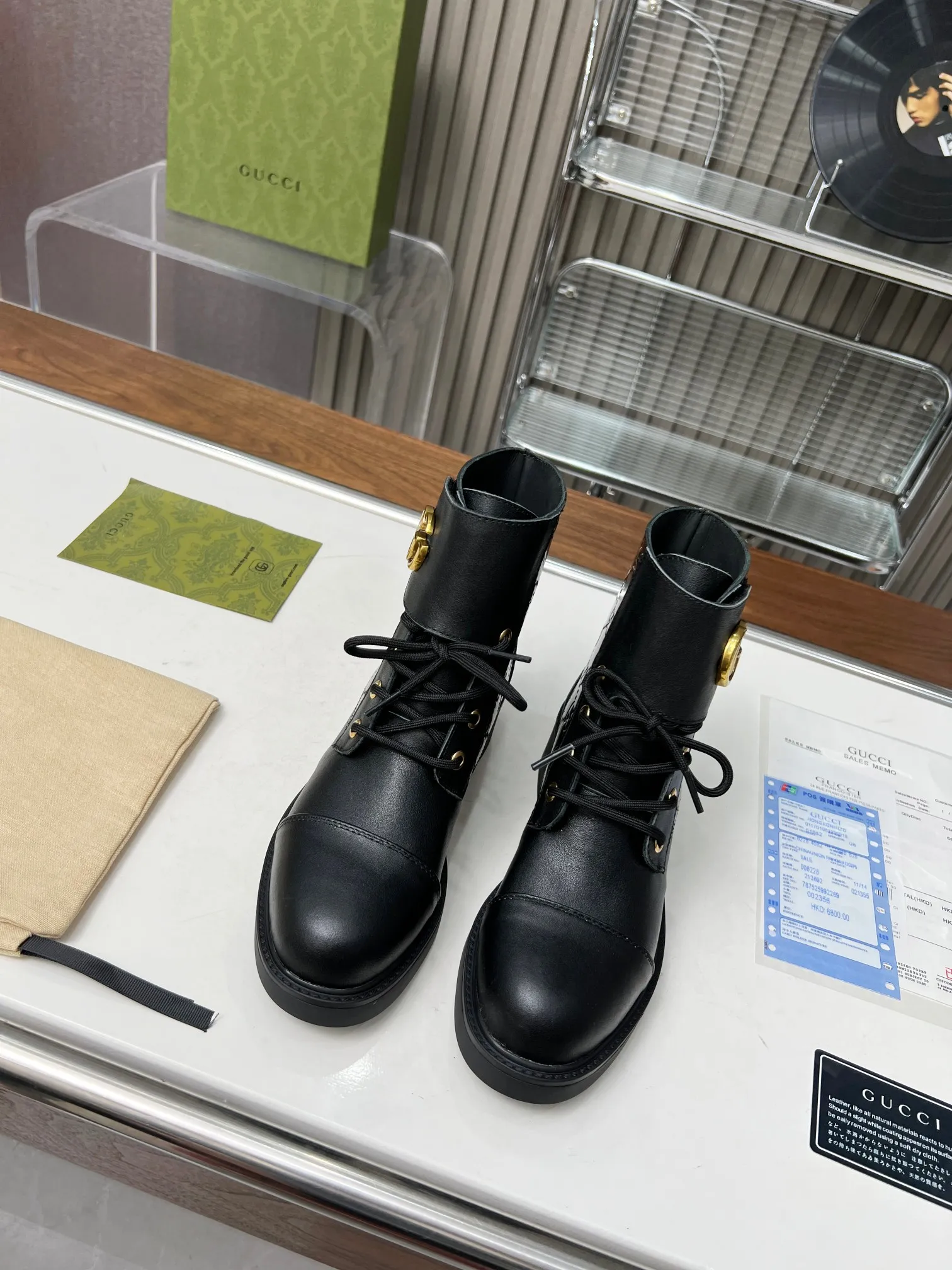 👟👟Ex-factory price 540👟👟The latest model from GUCCI. The counters are updated simultaneously. Classic styles are revitalized with iconic brand logo elements. The Velcro adhesive design on the shoe collar is easy to put on and take off. The upper leg looks great. Fabric: first layer cowhide/cowhide lining. Code number: 35-42#